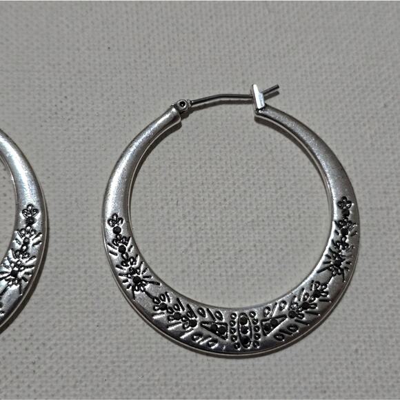 Lucky Brand Etched‎ Silver Tone Jeweled Hoop Earrings - Picture 4 of 5